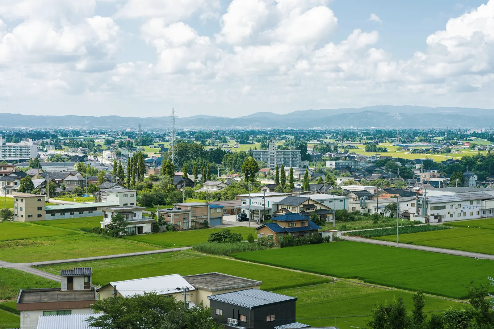 代表・荒木忠一が富山市の施工現場で作業内容を確認している写真。誠実で頼もしい印象
